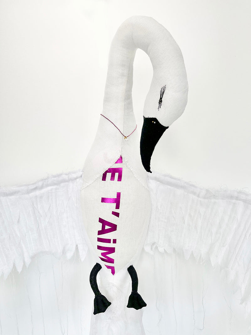 Tamar Mogendorff - Je t'aime Wall mounted Swan in Pink