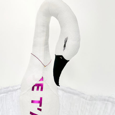 Tamar Mogendorff - Je t'aime Wall mounted Swan in Pink