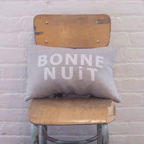 CUSHiON - LETTER - BONNE NUiT SiLVER WHiTE ON COCONUT