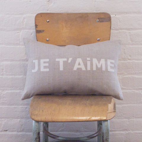 CUSHiON - LETTER - JE T'AiME SiLVER WHiTE ON COCONUT