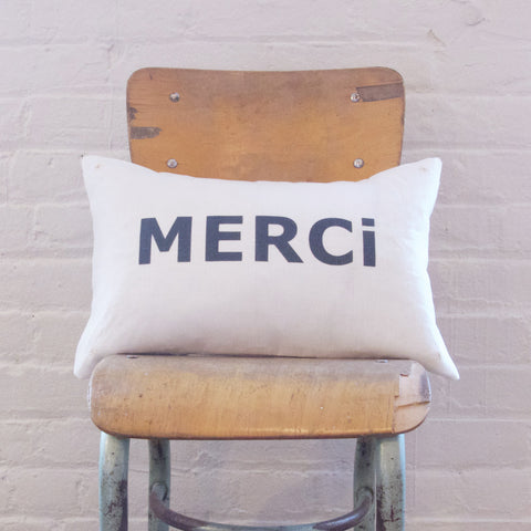 CUSHiON - LETTER - MERCi GRAY ON MiLKY WHiTE