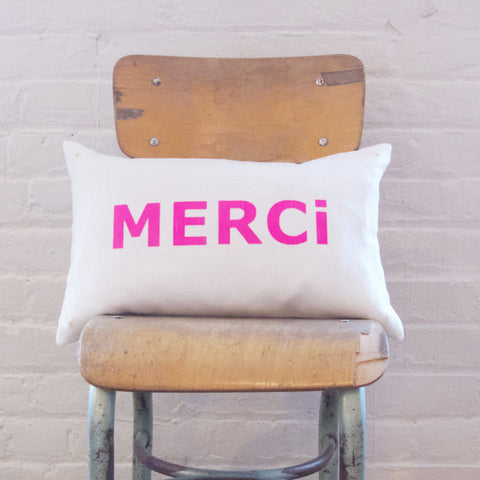 CUSHiON - LETTER - MERCi PiNK ON MiLKY WHiTE