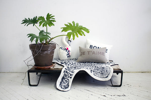 CUSHiON - LETTER - JE T'AiME SiLVER WHiTE ON COCONUT